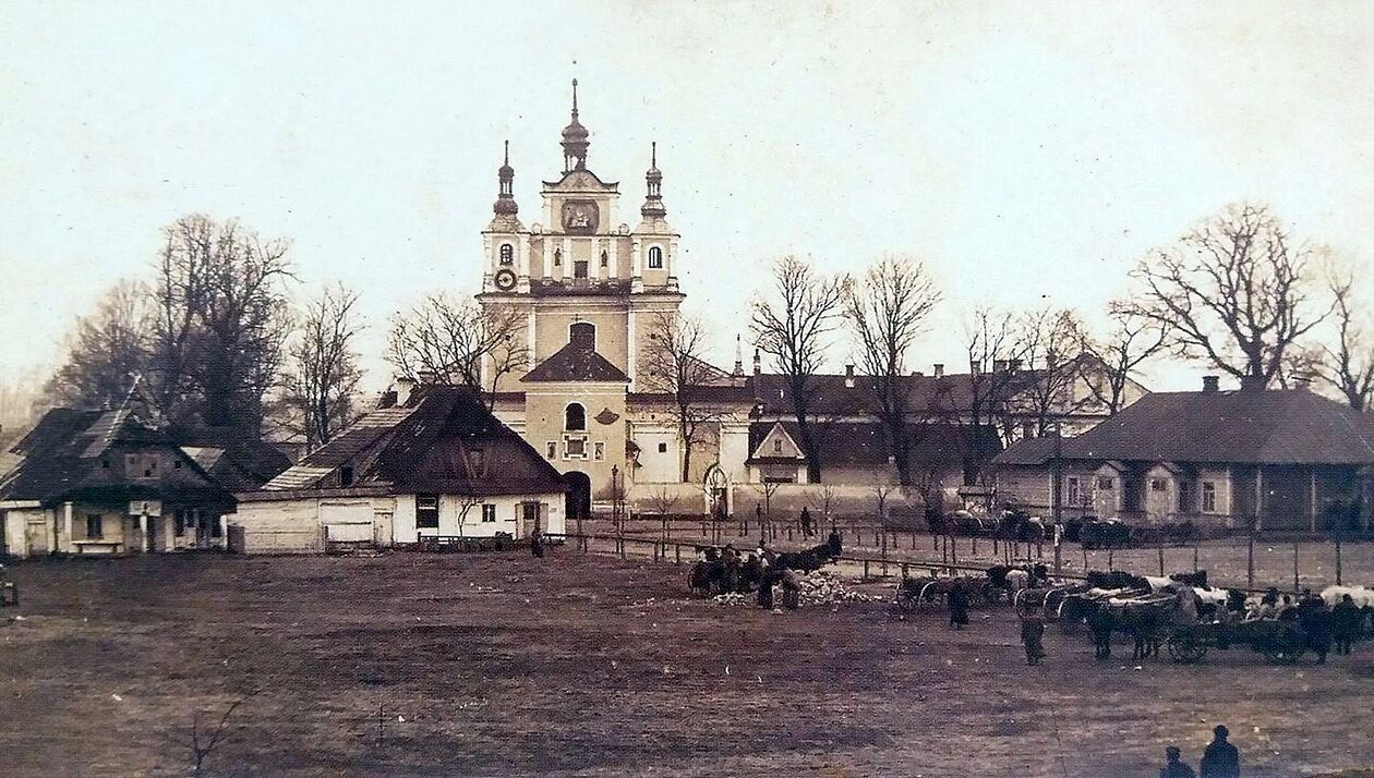  <p>Widok z Rynku na kości&oacute;ł i klasztor podominikański.</p>