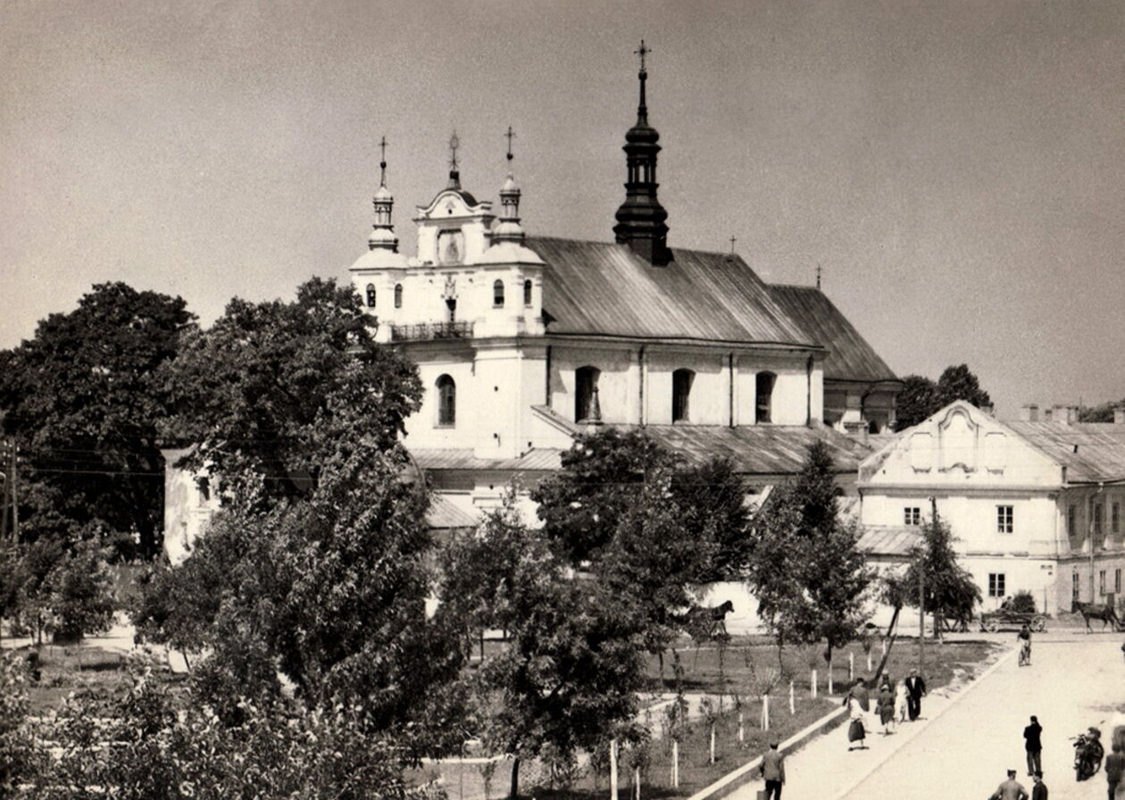  <p>Jan&oacute;w Lubelski, widok z Rynku na kości&oacute;ł i klasztor podominikański.</p>