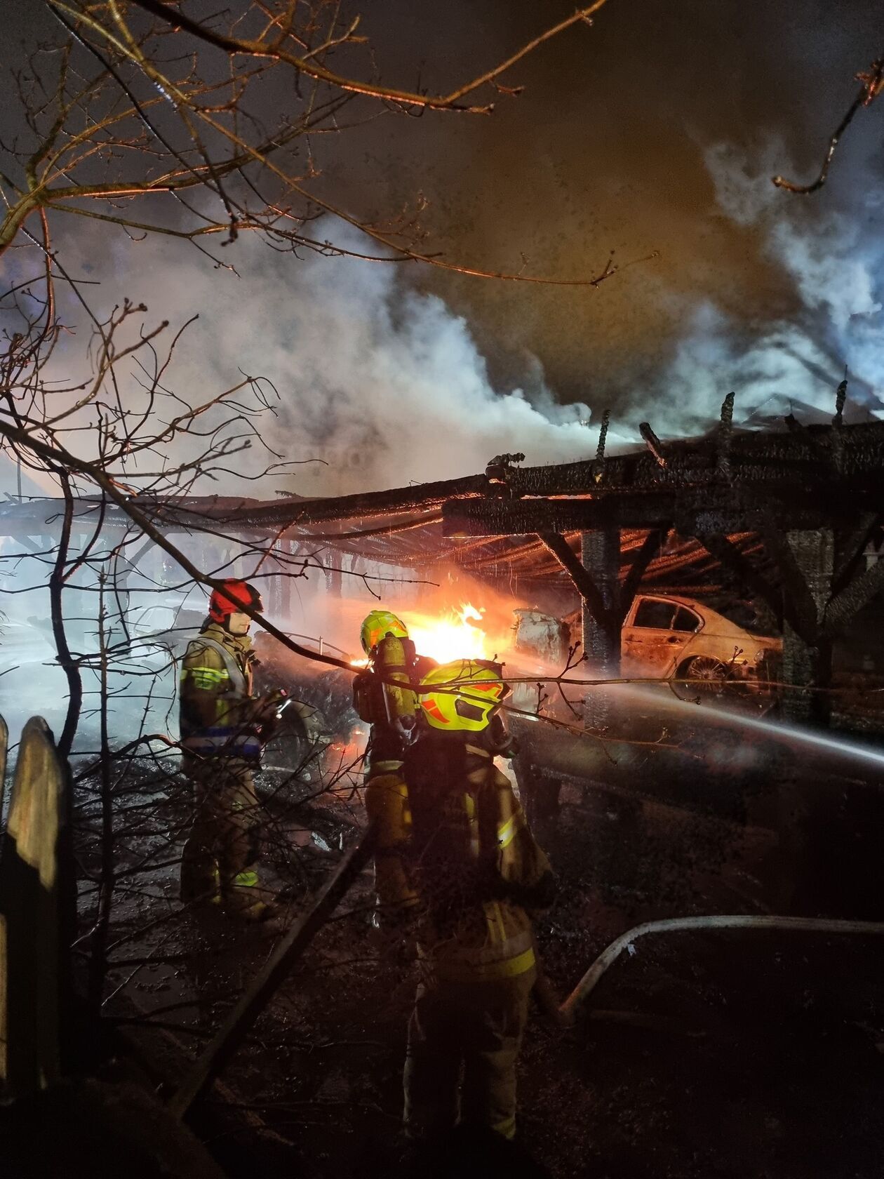  Pożar wiaty w Parczewie (zdjęcie 6) - Autor: OSP Milanów, OSP Jasionka, OSP Koczergi, OSP Laski