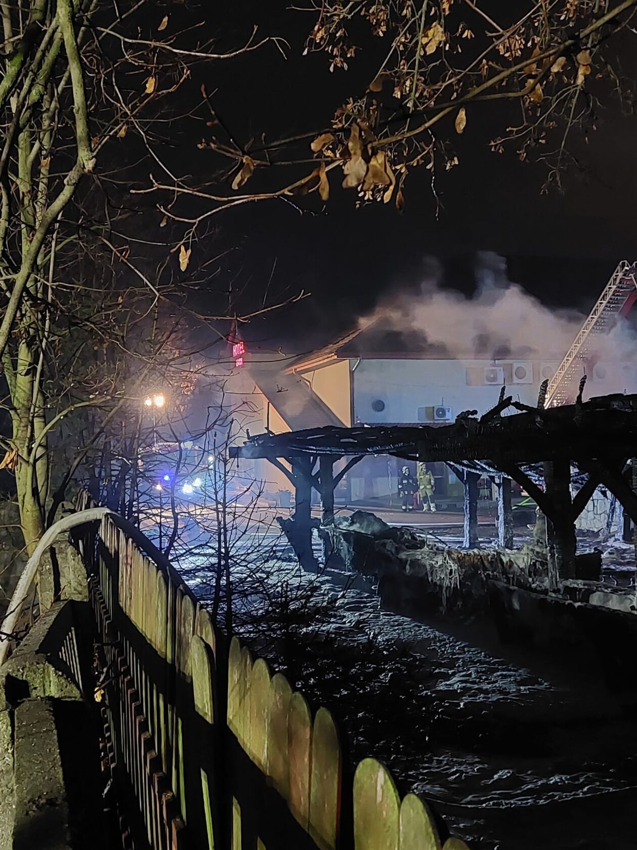  Pożar wiaty w Parczewie (zdjęcie 2) - Autor: OSP Milanów, OSP Jasionka, OSP Koczergi, OSP Laski