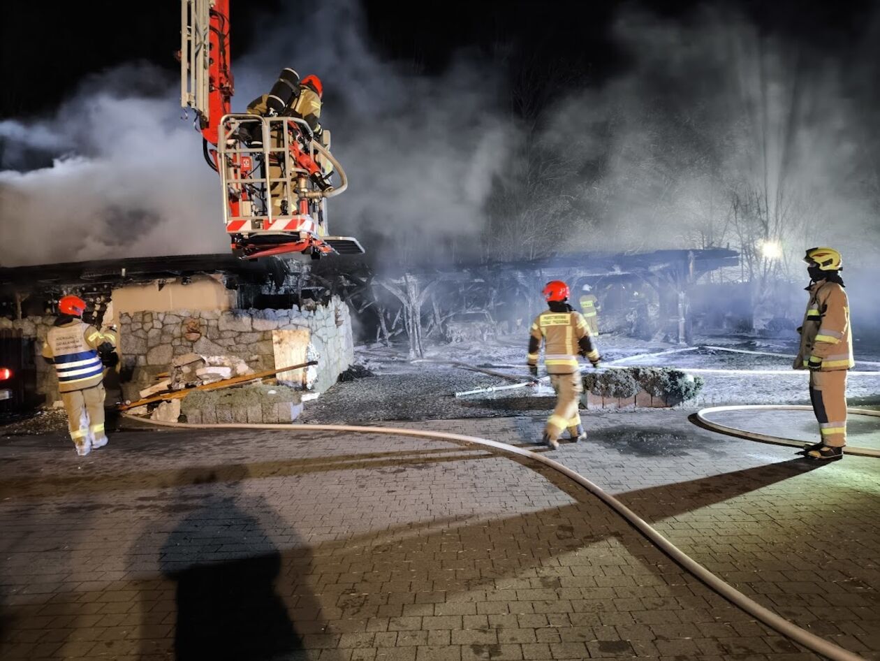  Pożar wiaty w Parczewie (zdjęcie 17) - Autor: OSP Milanów, OSP Jasionka, OSP Koczergi, OSP Laski