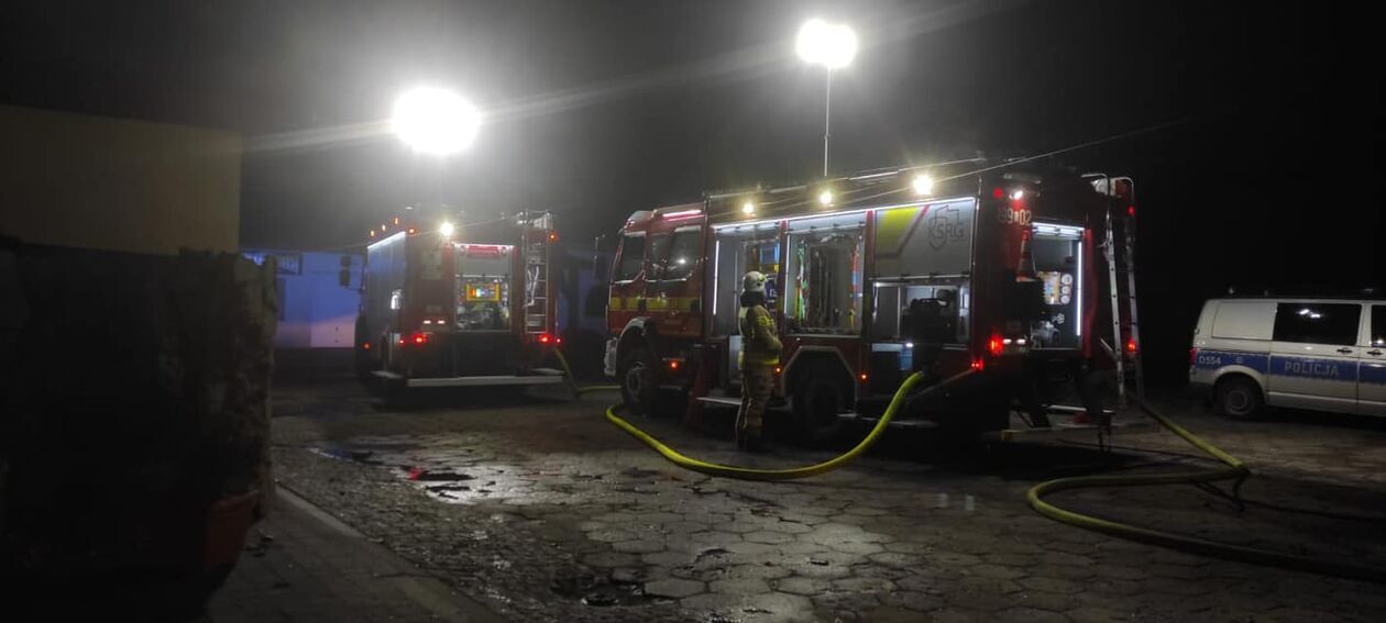  Pożar wiaty w Parczewie (zdjęcie 9) - Autor: OSP Milanów, OSP Jasionka, OSP Koczergi, OSP Laski