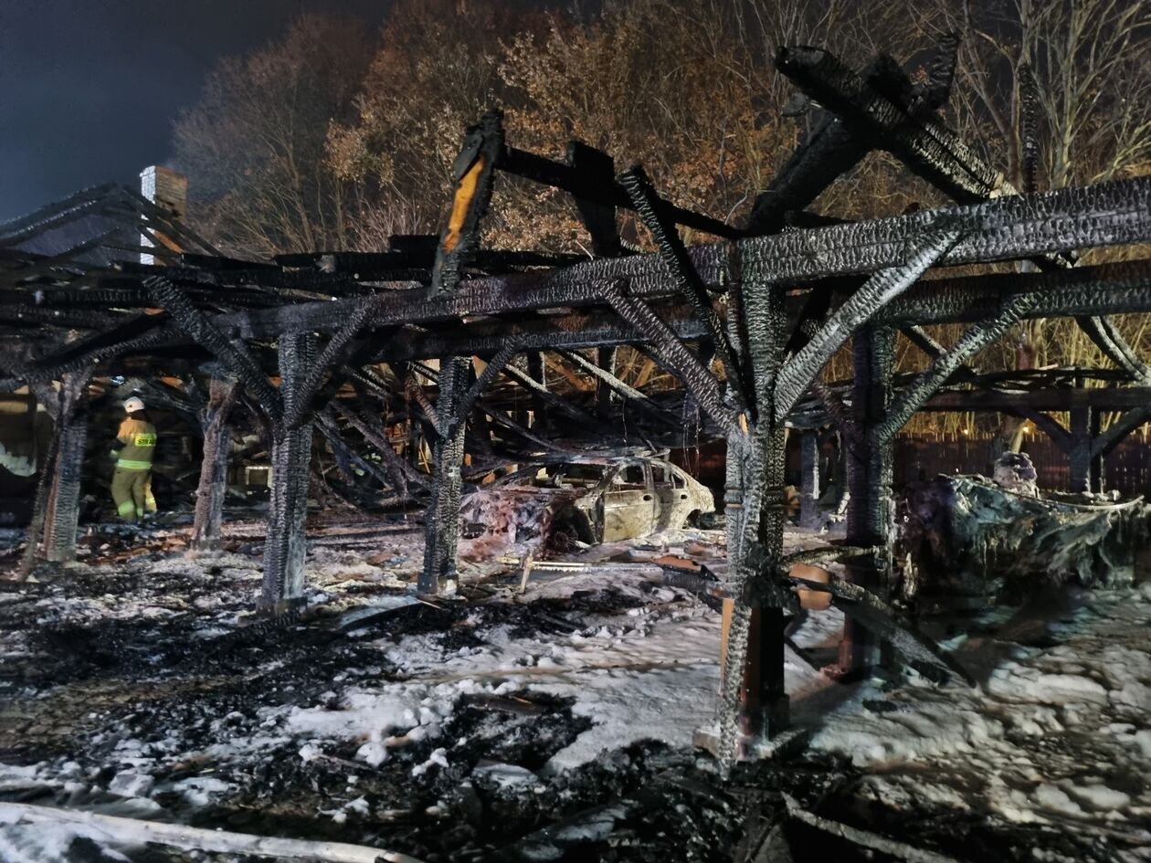  Pożar wiaty w Parczewie (zdjęcie 8) - Autor: OSP Milanów, OSP Jasionka, OSP Koczergi, OSP Laski