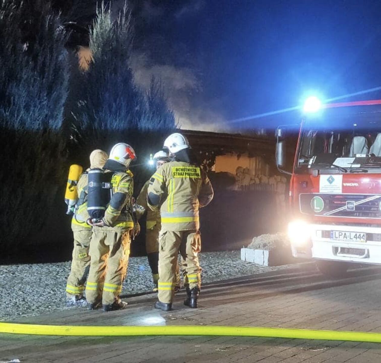  Pożar wiaty w Parczewie (zdjęcie 21) - Autor: OSP Milanów, OSP Jasionka, OSP Koczergi, OSP Laski