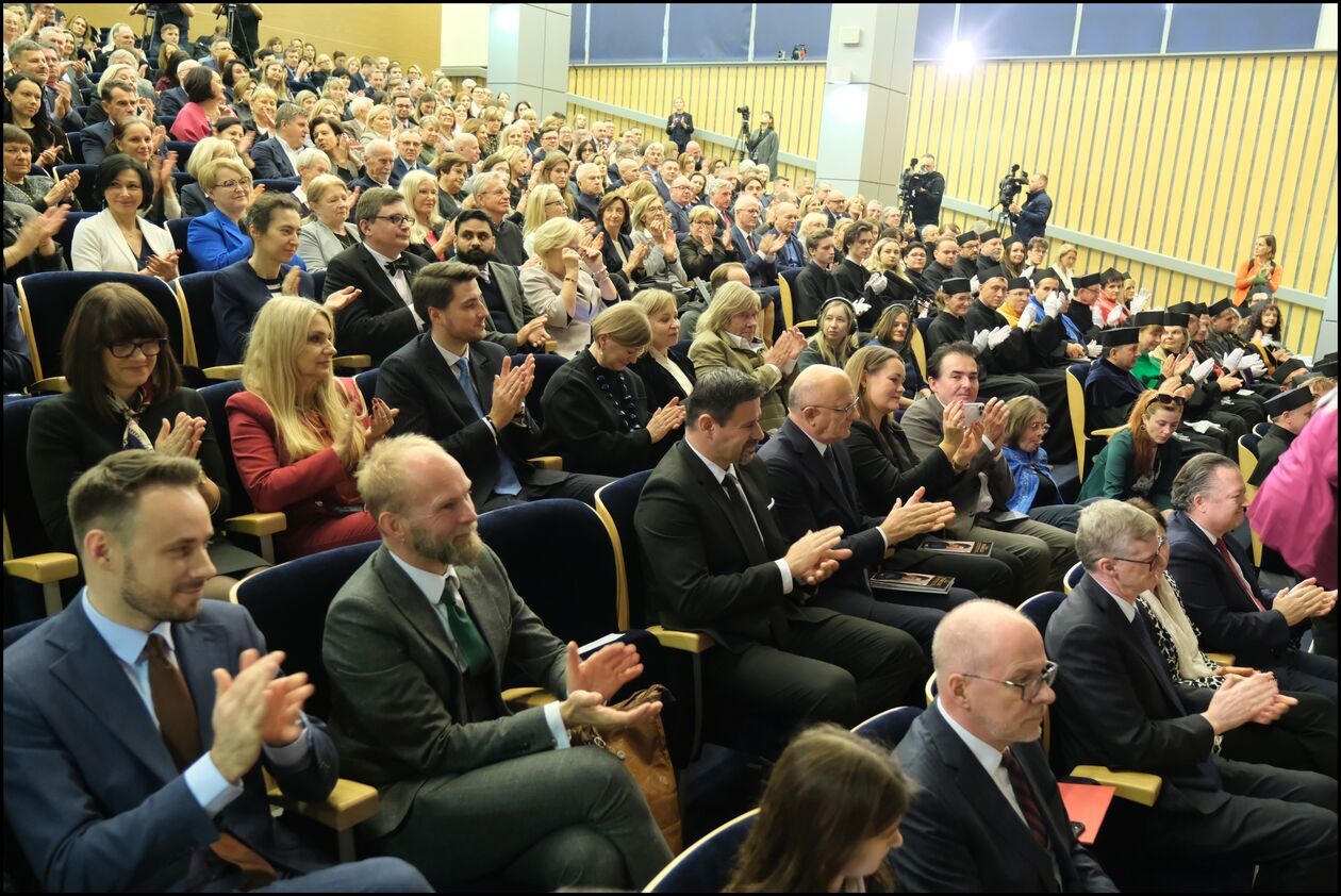  Applebaum, Holland, Tokarczuk honorowymi doktorami UMCS (zdjęcie 16) - Autor: DW