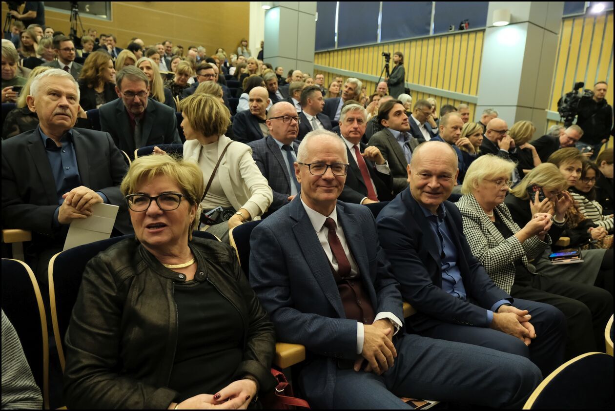  Applebaum, Holland, Tokarczuk honorowymi doktorami UMCS (zdjęcie 8) - Autor: DW