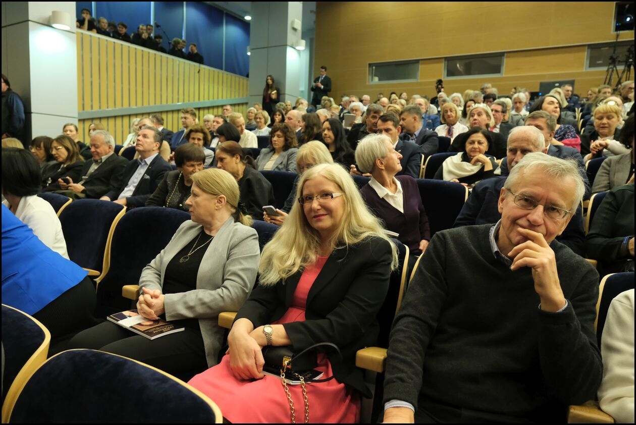  Applebaum, Holland, Tokarczuk honorowymi doktorami UMCS (zdjęcie 9) - Autor: DW