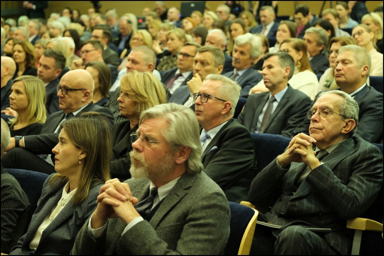  Applebaum, Holland, Tokarczuk honorowymi doktorami UMCS (zdjęcie 25) - Autor: DW