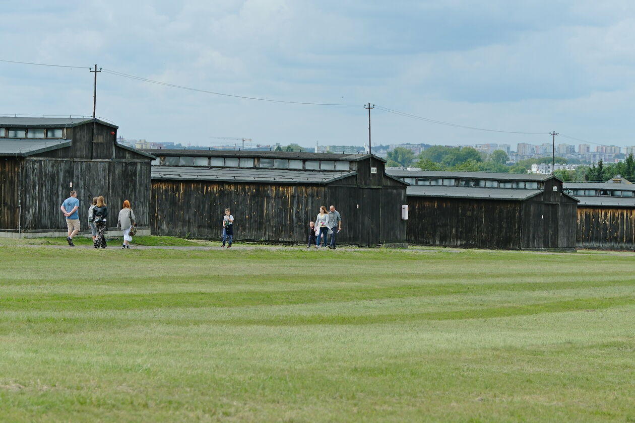  <p>Miejsce refleksji i pamięci o tragicznej historii jaka dotknęła miasto. Ob&oacute;z koncentracyjny na Majdanku przypomina o tragicznej historii II wojny światowej. Na pozostałym fragmencie dawnego KL możemy poznać historie więźni&oacute;w i zakładnik&oacute;w. Poruszające wystawy skłaniają do zadumy.</p>