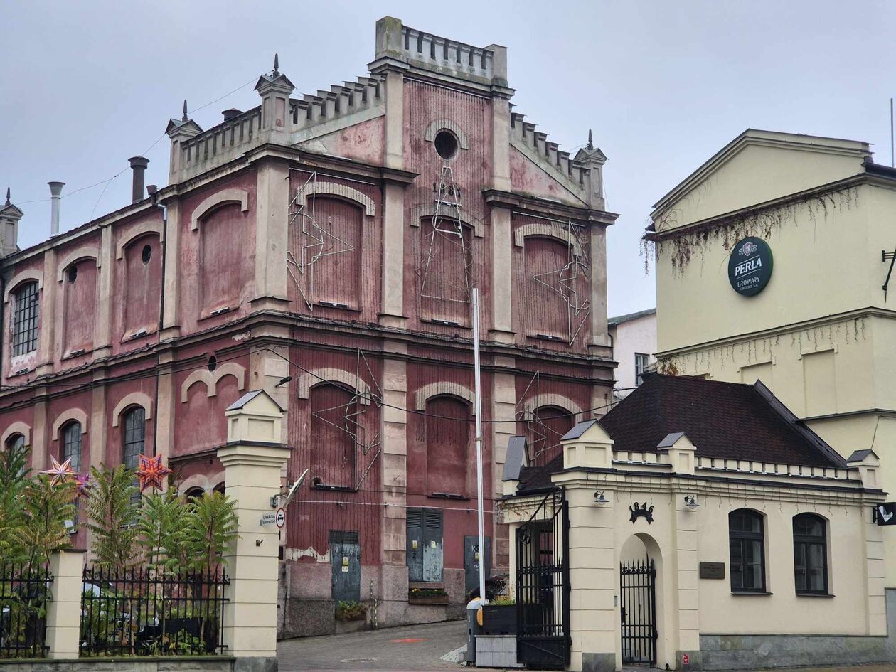  <p>Obowiązkowy punkt na mapie Lublina dla wielbicieli złotego trunku. Podczas zwiedzania poznamy historię tego miejsca, ale także dowiemy się jak dawniej oraz teraz warzone jest piwo.&nbsp;Na trasie zwiedzania możemy zobaczyć dawną warzelnię, leżakownię czy fermentownię. Jednak jest to wycieczka dla os&oacute;b powyżej 18 roku życia, ponieważ na zakończenie podr&oacute;ży w Podziemiach zorganizowana jest degustacja.&nbsp;</p>