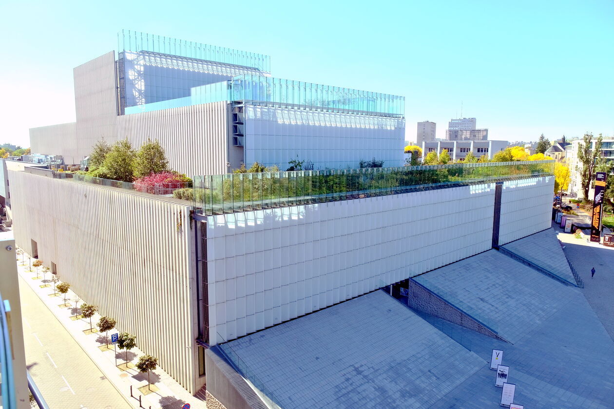  <p>Powstałe na terenie historycznego teatru w budowie miejsce kultury i inspiracji. W nowoczesnym centrum kulturalnym odbywają się koncerty, wystawy i spektakle. Po budynku można także pospacerować i zobaczyć jak nowoczesność miesza się tradycją. Na samej g&oacute;rze znajduje się taras widokowy z ogrodem na dachu, ktory w lecie zachwyca feerią kolor&oacute;w.</p>