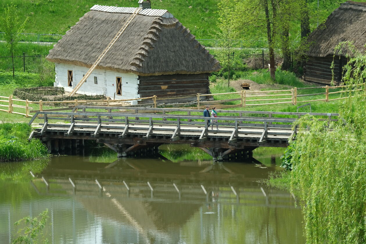  <p>Wsi spokojna, wsi wesoła jak to dawniej mawiano. Nie ruszając się z miasta możemy przenieść się właśnie na taką starą polską wieś.&nbsp;Drewniane chałupy, wiatraki i kości&oacute;ł tworzą unikalny klimat, a regularnie organizowane wydarzenia przybliżają lokalne tradycje.</p>