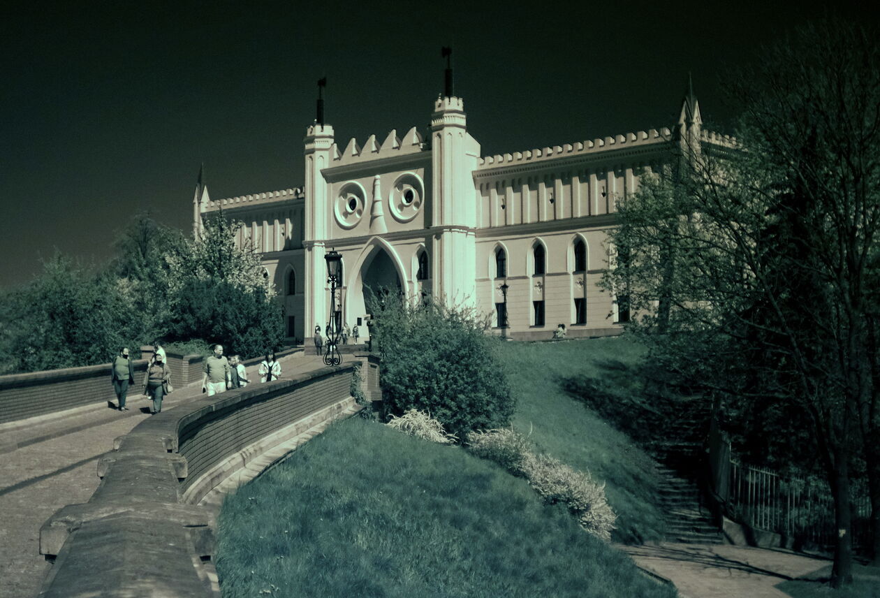  <p>Zamek Lubelski skrywa w sobie wiele mrocznych i legendarnych tajemnic. Obecnie w jego wnętrzach znajduje się Muzeum Narodowe, w kt&oacute;rym ulokowane są ciekawe eksponaty związane z historią miasta, jak np. st&oacute;ł z odciskiem czarciej łapy, obraz Jana Matejki "Unia Lubelska" i wiele wiele innych. Na stałe możemy też podziwiać wystawę wybitnej malarki Tamary Łempickiej.</p>