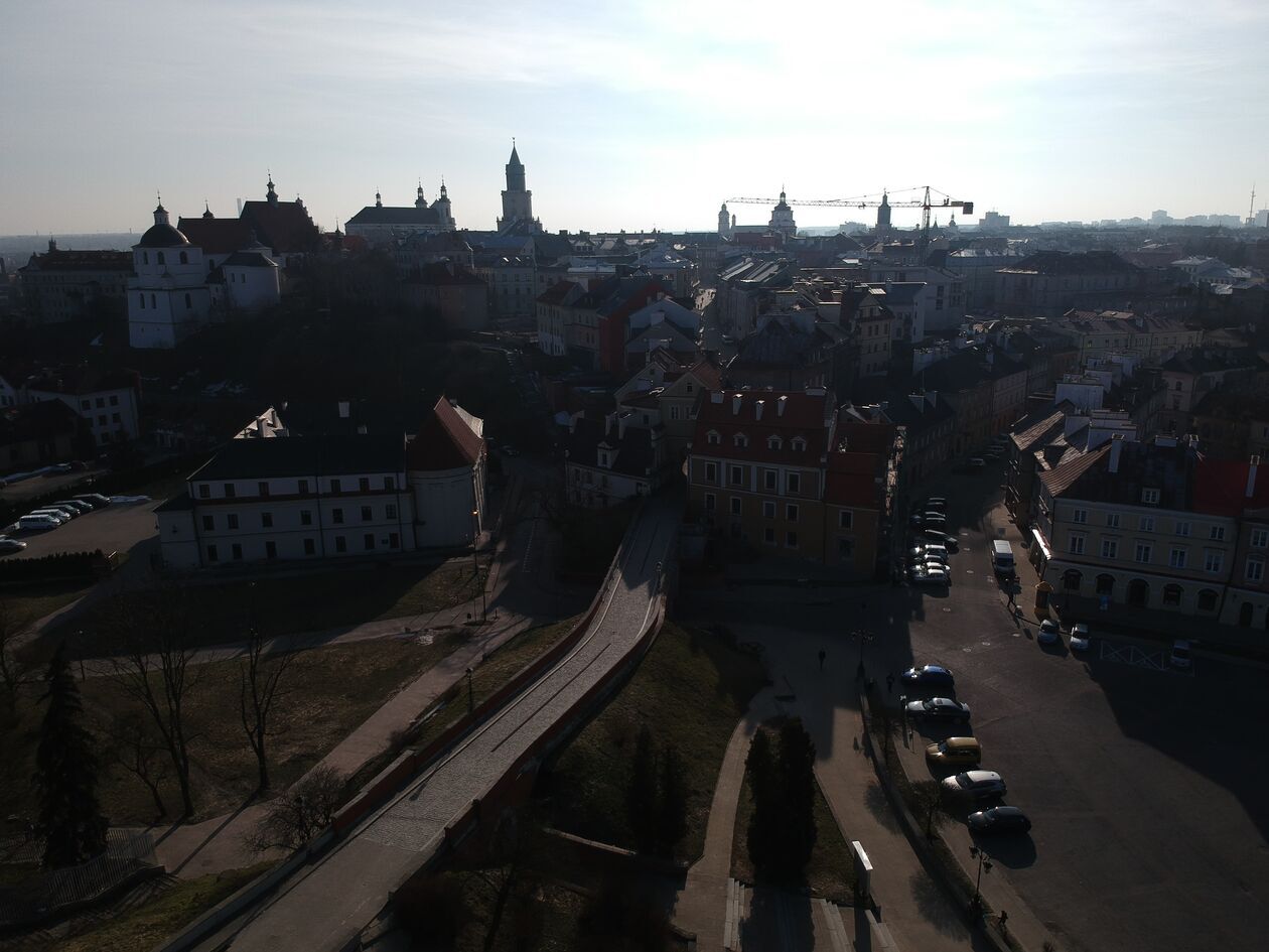  <p>Serce Lublina znajdujące się w samym centrum.&nbsp;Spacer po brukowanych uliczkach Starego Miasta to podr&oacute;ż w czasie. Do odkrycia są renesansowe kamienice, klimatyczne zaułki, a atmosfera miasta sprzed wiek&oacute;w wyczuwalna jest na każdym kroku. Idealne miejsce na spacer i kawę w jednej z urokliwych kawiarni.</p>