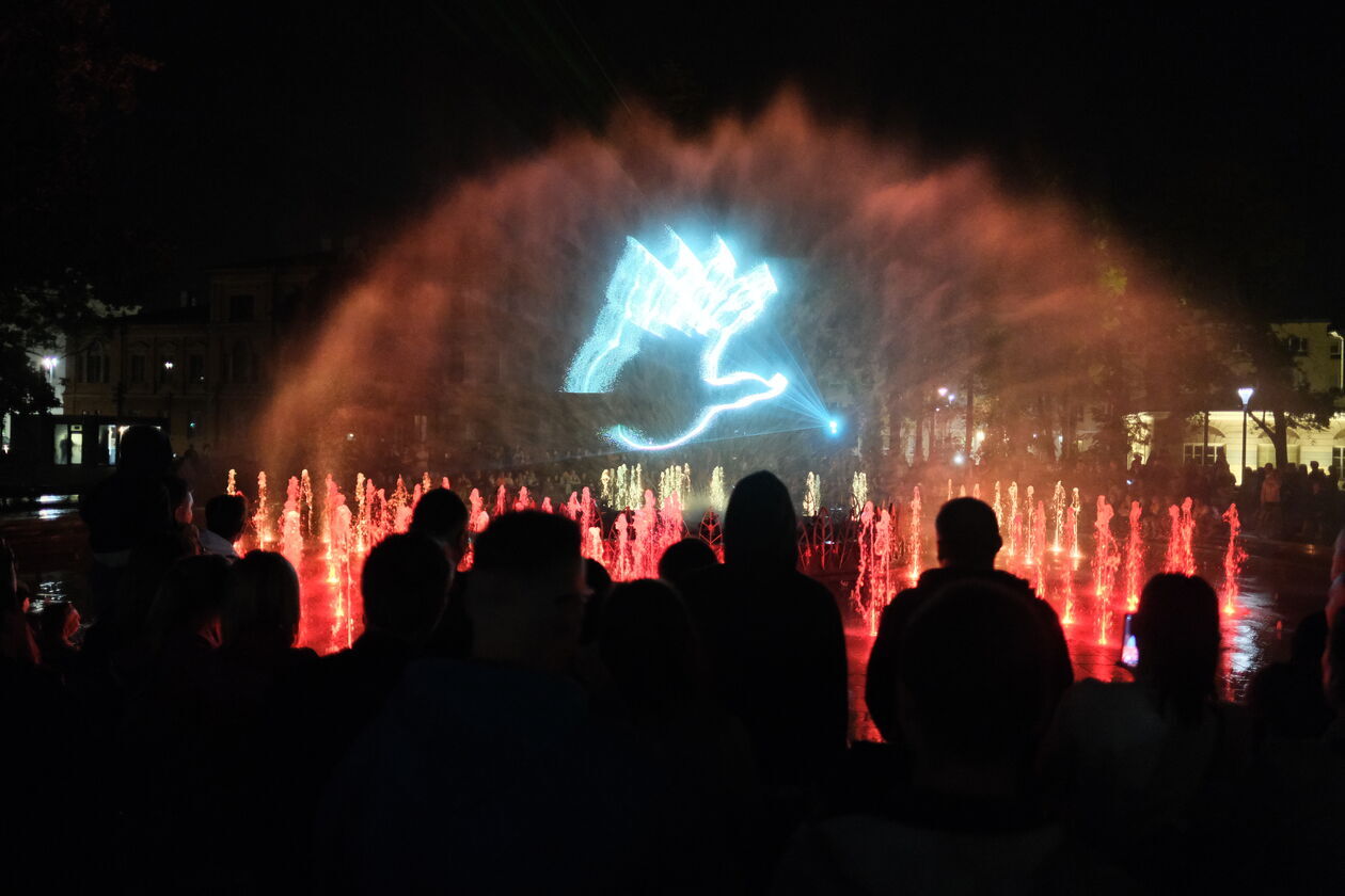  <p>Reprezentacyjne miejsce Lublina, a na środku fontanna multimedialna, na kt&oacute;rem w letnie wieczory można oglądać zapierające dech w piersiach pokazy świateł. Po drugiej stronie znajduje się portal multimedialny, dzięki kt&oacute;remu możemy przenieść się na Litwę, do USA i Irlandii. Usytuowane ławkeczki zachęcają do odpoczynku w sercu miasta.</p>