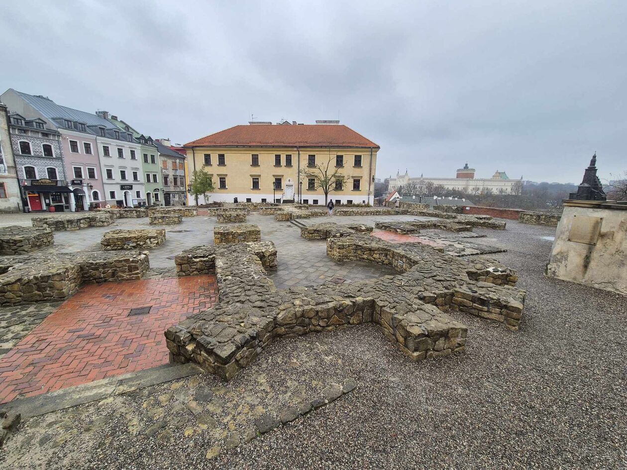  <p>Pozostałości po kościele farnym, kt&oacute;ry stał dumnie w tym miejscu. Związana jest z nim legenda o Leszku Czarnym i patronie kościoła - Michale Archaniele. Obecnie możemy oglądać tylko fundamenty kościoła i zrekonstruowaną makietę, jednak nadal jest to wspaniały punkt widokowy na lubelski zamek i Wzg&oacute;rze Czwartek.&nbsp;</p>