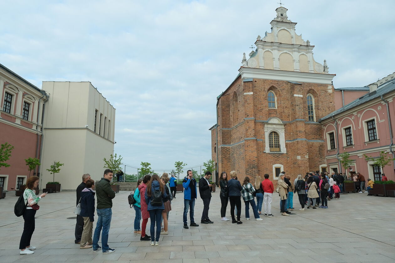  <p>Być na zamku i nie odwiedzić kaplicy św. Tr&oacute;jcy to jak być w Lublinie i nie zjeść cebularza. Gotycka Kaplica ufundowana przez Kazimierza Wielkiego, jednak prawdziwego blasku nadał jej Władysław Jagiełło.&nbsp; To właśnie on ufundował unikatowe freski bizantyńsko-ruskie, kt&oacute;re do dzisiaj zachwycają turyst&oacute;w z całego świata.</p>