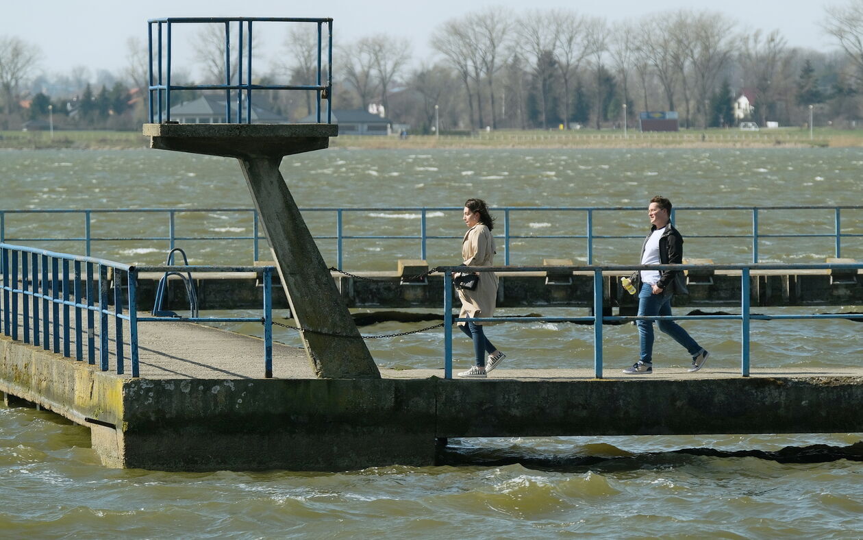  <p>Powstały w latach 70 XX wieku w czynie społecznym.&nbsp;Ulubione miejsce rekreacji mieszkańc&oacute;w. Można tu popływać, wypożyczyć rower wodny, zjeść w uroczych knajpkach, czy po prostu zrelaksować się na plaży. Wok&oacute;ł zalewu znajdziesz ścieżki rowerowe i spacerowe, na kt&oacute;rych możesz spędzić aktywnie czas.</p>