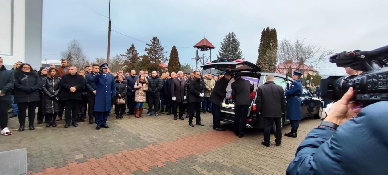  Pogrzeb policjanta Mateusza Biernackiego w Białej Podlaskiej  (zdjęcie 4) - Autor: EB