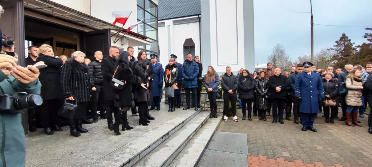  Pogrzeb policjanta Mateusza Biernackiego w Białej Podlaskiej  (zdjęcie 5) - Autor: EB