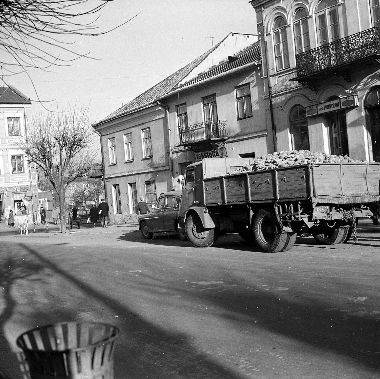  <p>Plac 3 Maja. Po prawej wschodnia pierzeja z kamienicami 9,10 i 11. Widok w kierunku ul. Mostowej.</p>