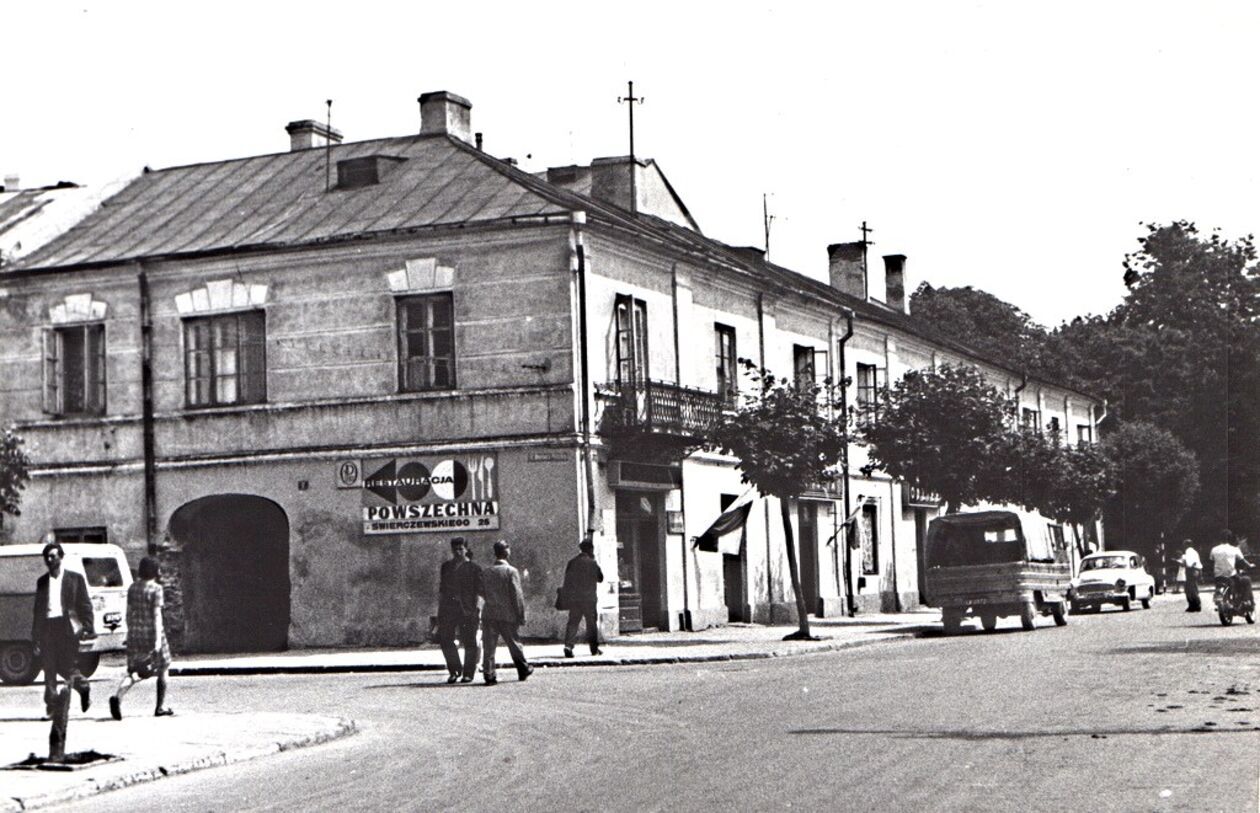  <p>Lata 1961-1965. Ulica Poniatowskiego - widok w kierunku Pl. 3 Maja.</p>