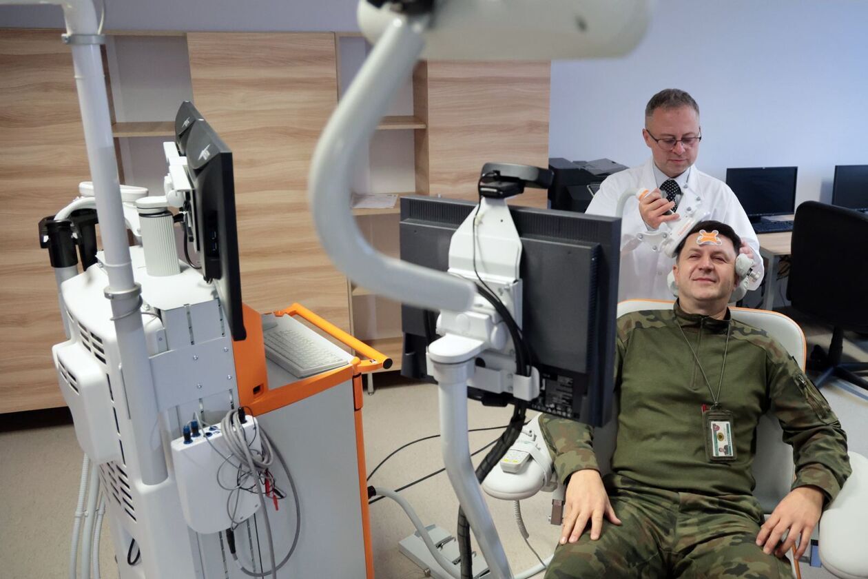  Prezentacja sprzętu do mapowania mózgu w 1 Wojskowym Szpitalu Klinicznym (zdjęcie 11) - Autor: DW