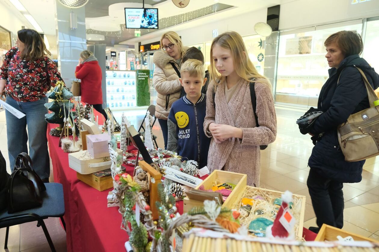  Społeczny Kiermasz Mikołajkowy w Galerii Olimp (zdjęcie 16) - Autor: DW