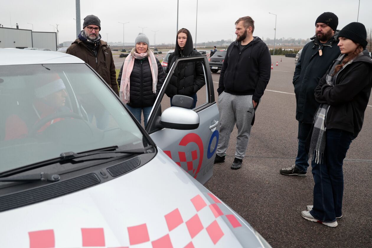  „Bezpieczna zima z Mikołajem” w Ośrodku Doskonalenia Techniki Jazdy w Lublinie (zdjęcie 7) - Autor: DW