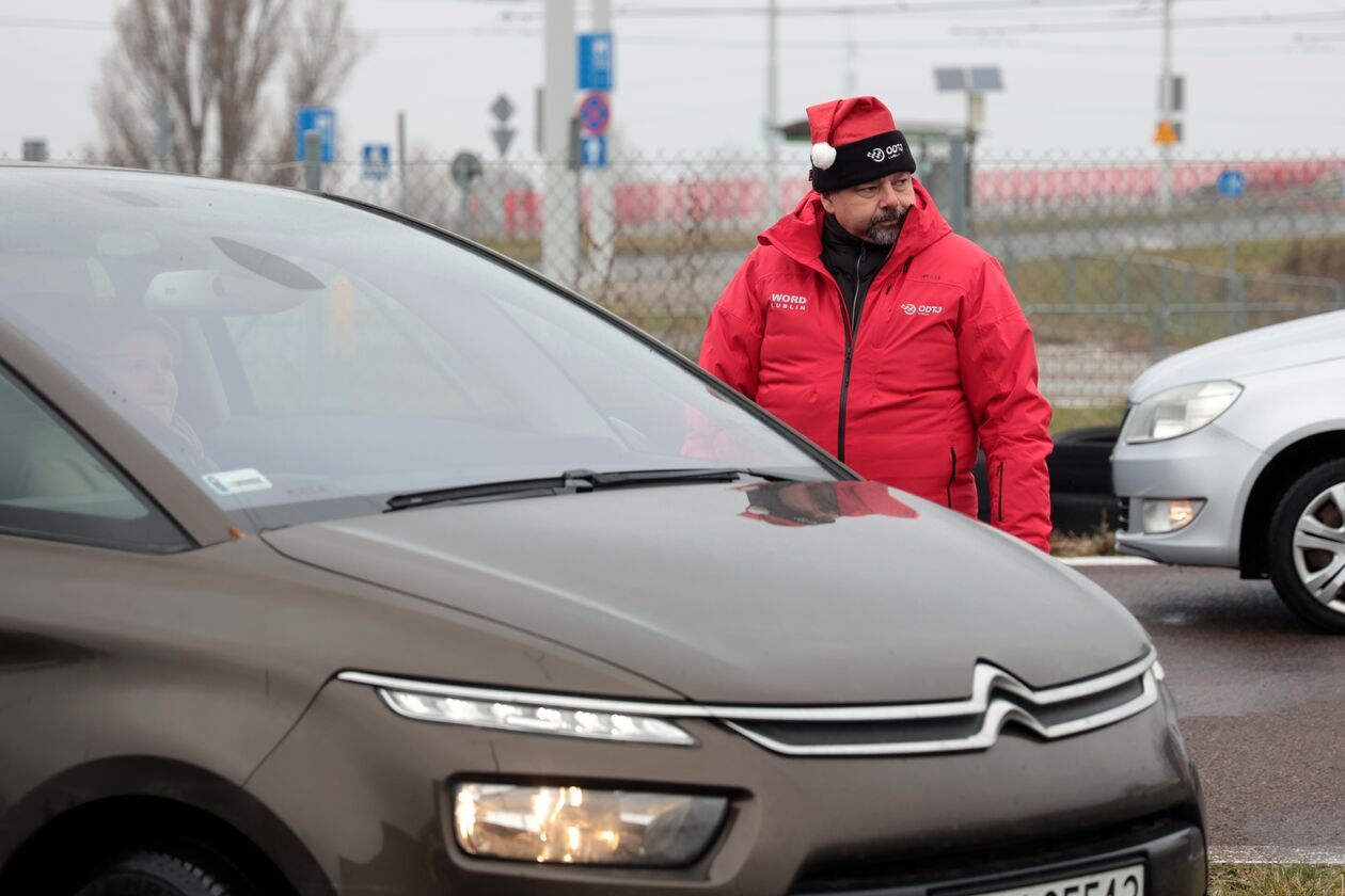  „Bezpieczna zima z Mikołajem” w Ośrodku Doskonalenia Techniki Jazdy w Lublinie (zdjęcie 14) - Autor: DW