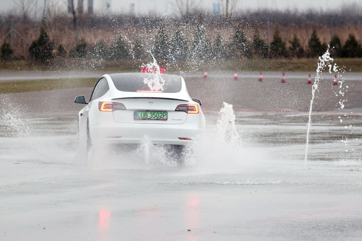  „Bezpieczna zima z Mikołajem” w Ośrodku Doskonalenia Techniki Jazdy w Lublinie (zdjęcie 17) - Autor: DW