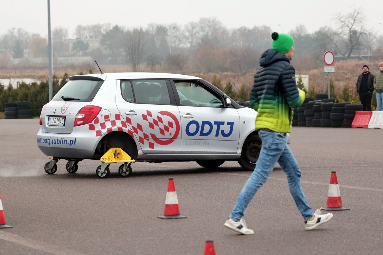  „Bezpieczna zima z Mikołajem” w Ośrodku Doskonalenia Techniki Jazdy w Lublinie (zdjęcie 12) - Autor: DW