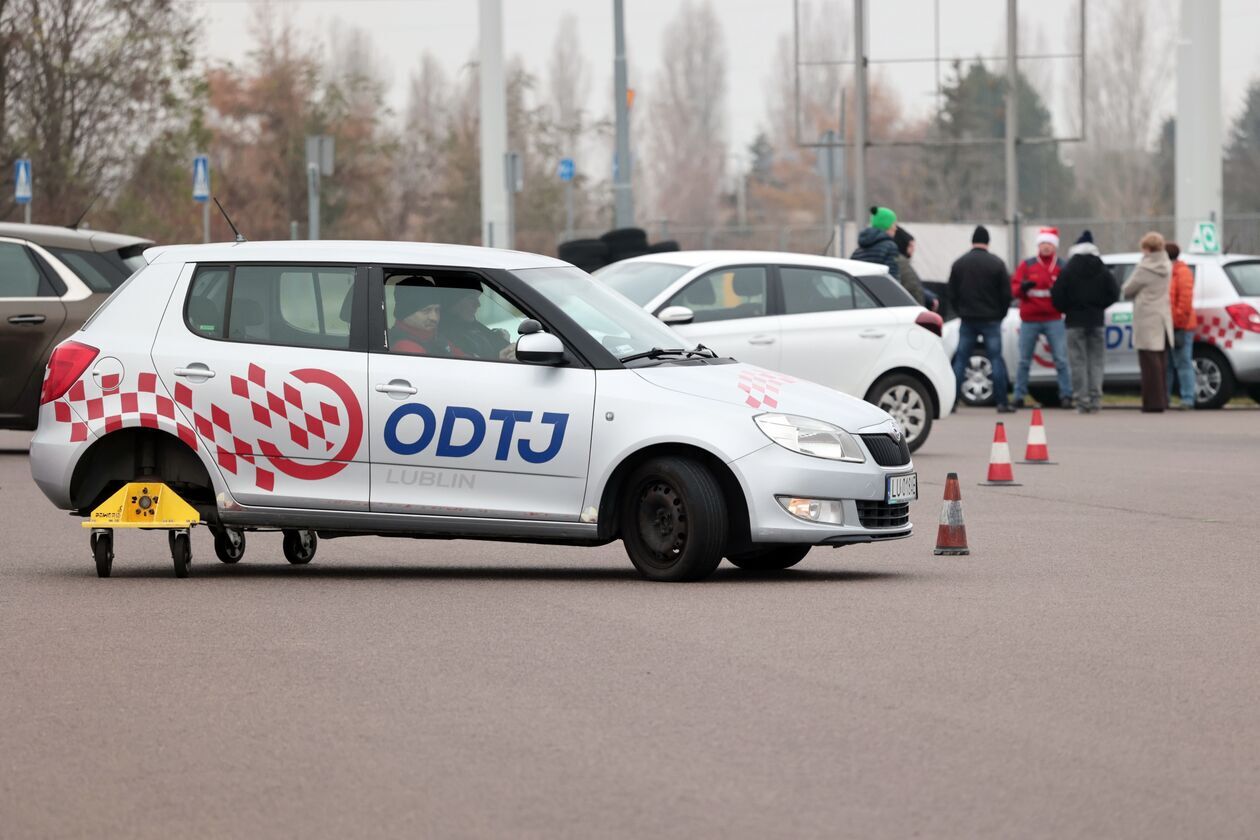  „Bezpieczna zima z Mikołajem” w Ośrodku Doskonalenia Techniki Jazdy w Lublinie (zdjęcie 16) - Autor: DW