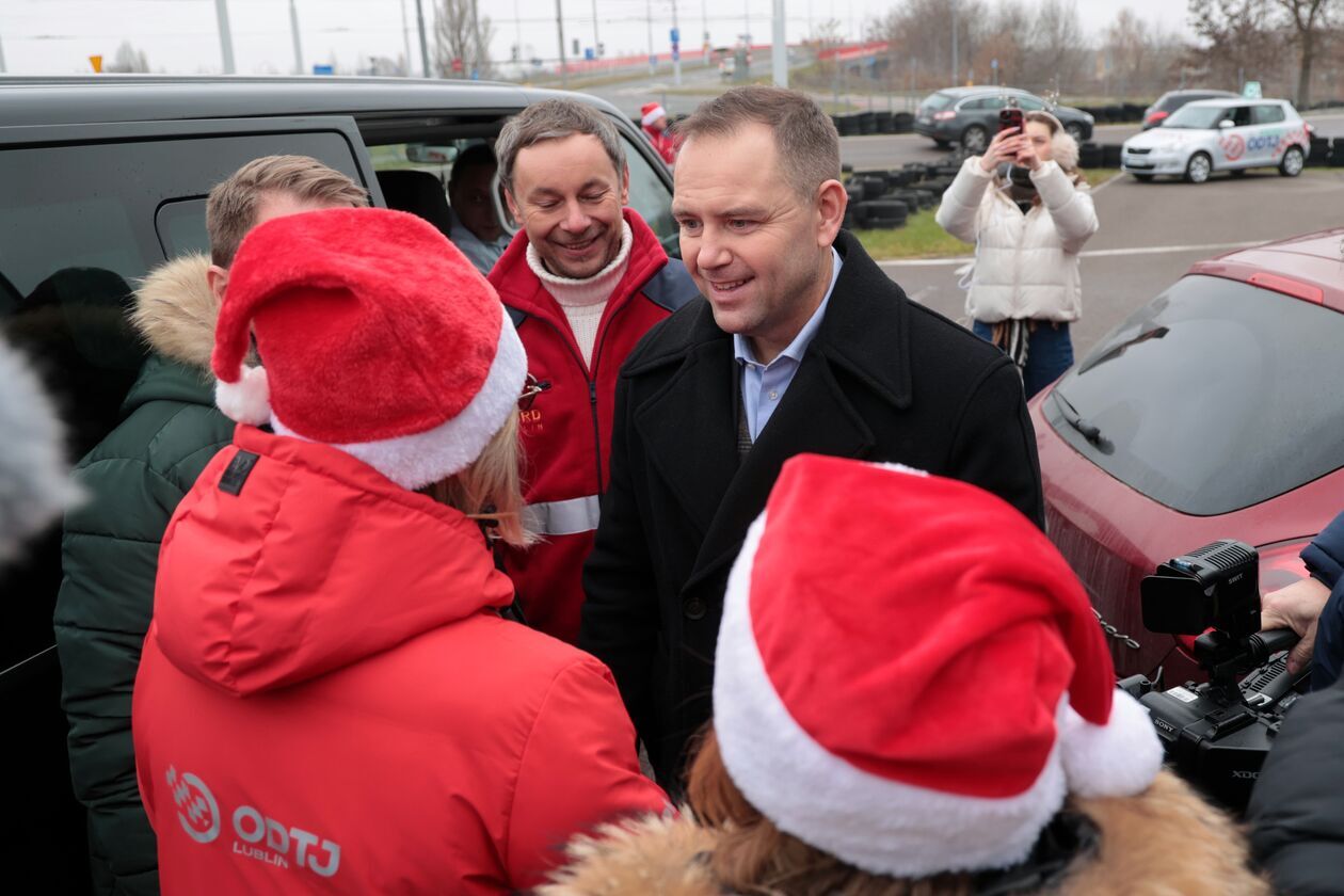  „Bezpieczna zima z Mikołajem” w Ośrodku Doskonalenia Techniki Jazdy w Lublinie (zdjęcie 4) - Autor: DW