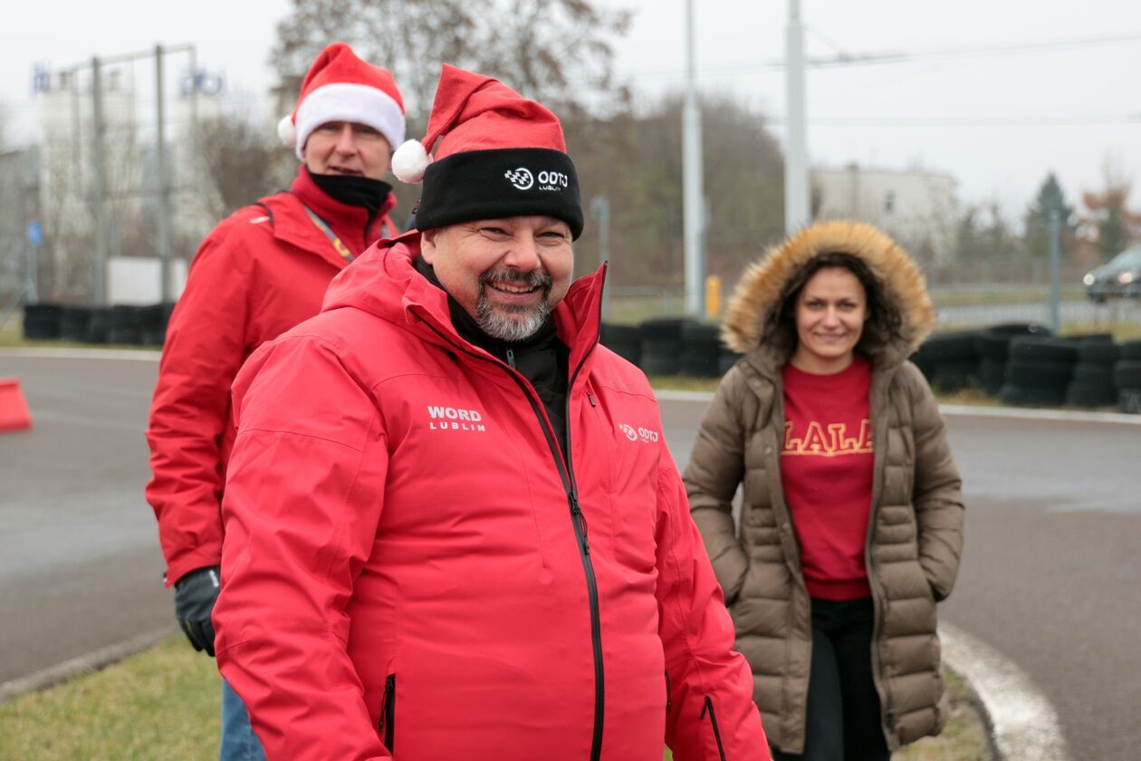  „Bezpieczna zima z Mikołajem” w Ośrodku Doskonalenia Techniki Jazdy w Lublinie (zdjęcie 11) - Autor: DW