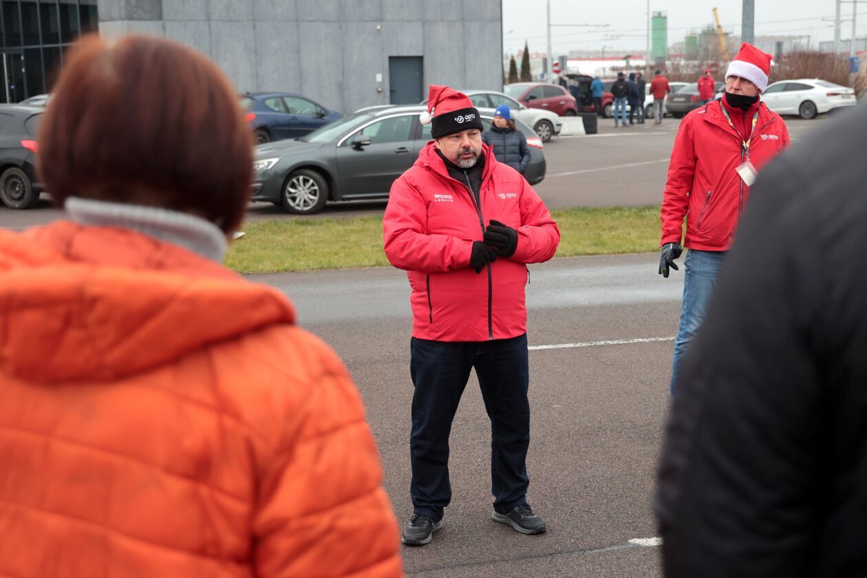  „Bezpieczna zima z Mikołajem” w Ośrodku Doskonalenia Techniki Jazdy w Lublinie (zdjęcie 9) - Autor: DW