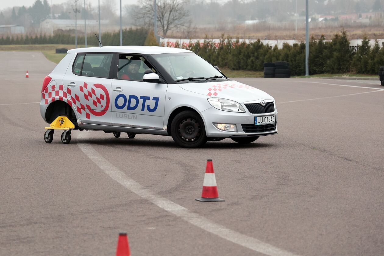  „Bezpieczna zima z Mikołajem” w Ośrodku Doskonalenia Techniki Jazdy w Lublinie (zdjęcie 26) - Autor: DW