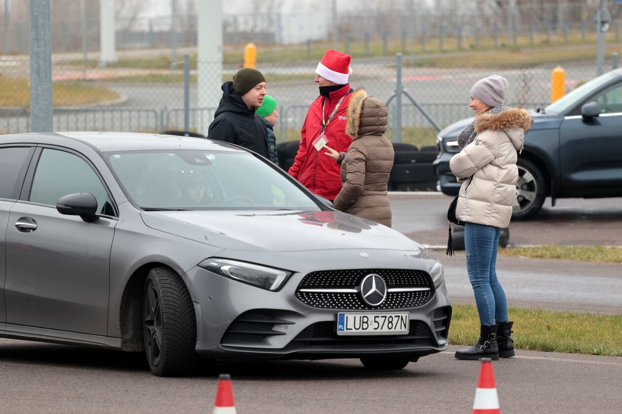  „Bezpieczna zima z Mikołajem” w Ośrodku Doskonalenia Techniki Jazdy w Lublinie (zdjęcie 15) - Autor: DW