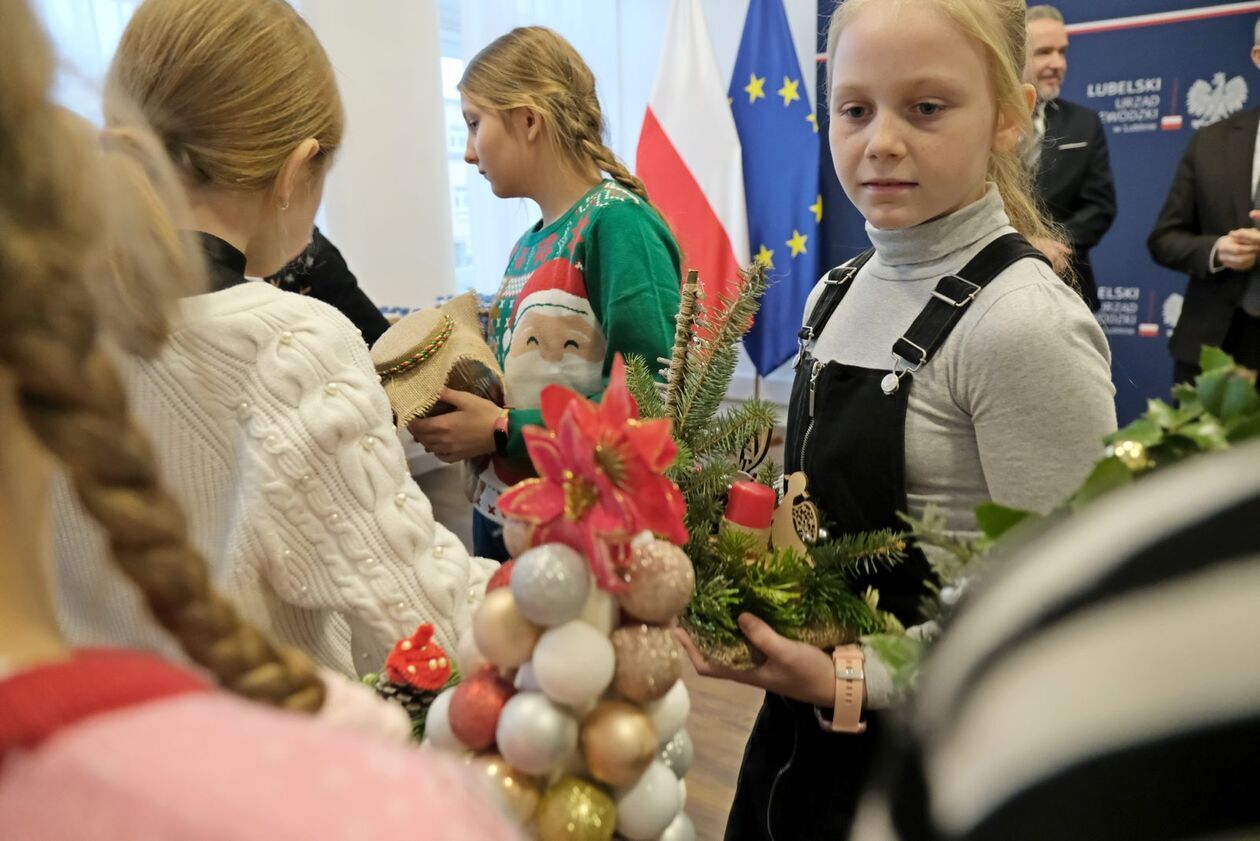  Wojewoda już ubrał choinkę (zdjęcie 15) - Autor: DW