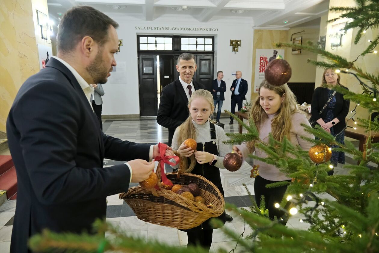  Wojewoda już ubrał choinkę (zdjęcie 8) - Autor: DW