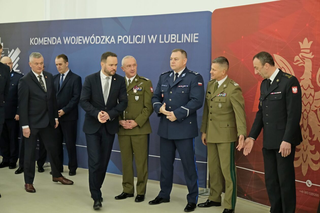 Wojewoda przełamał się opłatkiem z mundurowymi