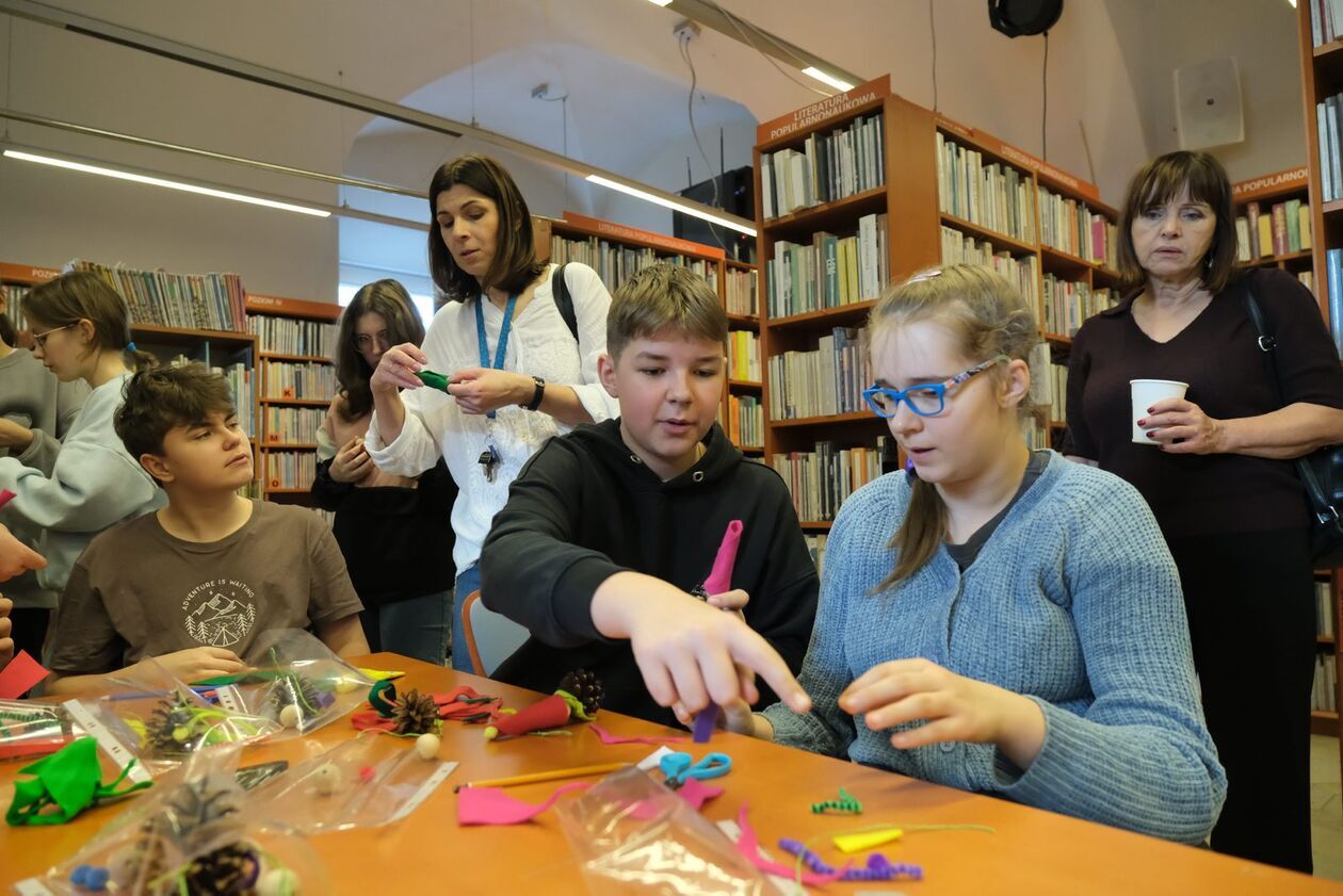  Warsztaty robienia stroików w Filii nr 2 MBP (zdjęcie 4) - Autor: DW