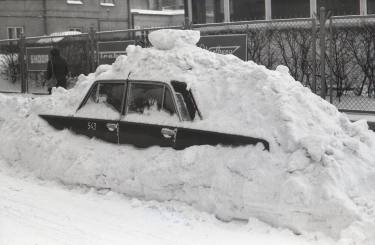  <p>Przysypana śniegiem taks&oacute;wka podczas tzw. Zimy Stulecia na przełomie 1978 i 1979 r. przy ul. 1 Armii Wojska Polskiego w Lublinie.</p>