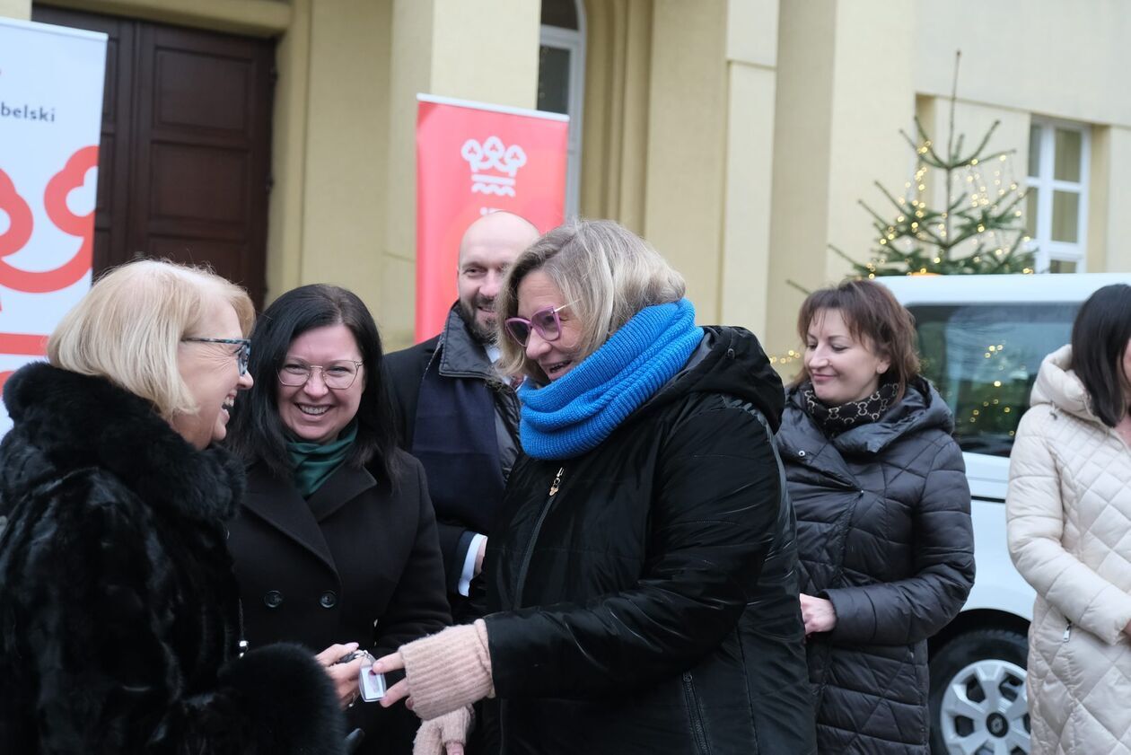  Przekazanie samochodów przeznaczonych do przewozu osób niepełnosprawnych (zdjęcie 5) - Autor: DW