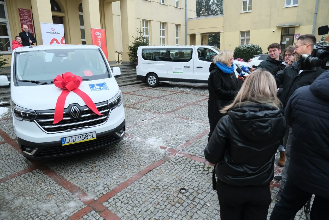  Przekazanie samochodów przeznaczonych do przewozu osób niepełnosprawnych  - Autor: DW