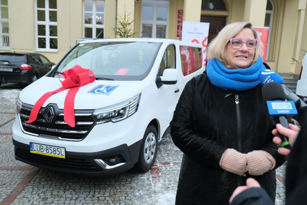  Przekazanie samochodów przeznaczonych do przewozu osób niepełnosprawnych (zdjęcie 8) - Autor: DW