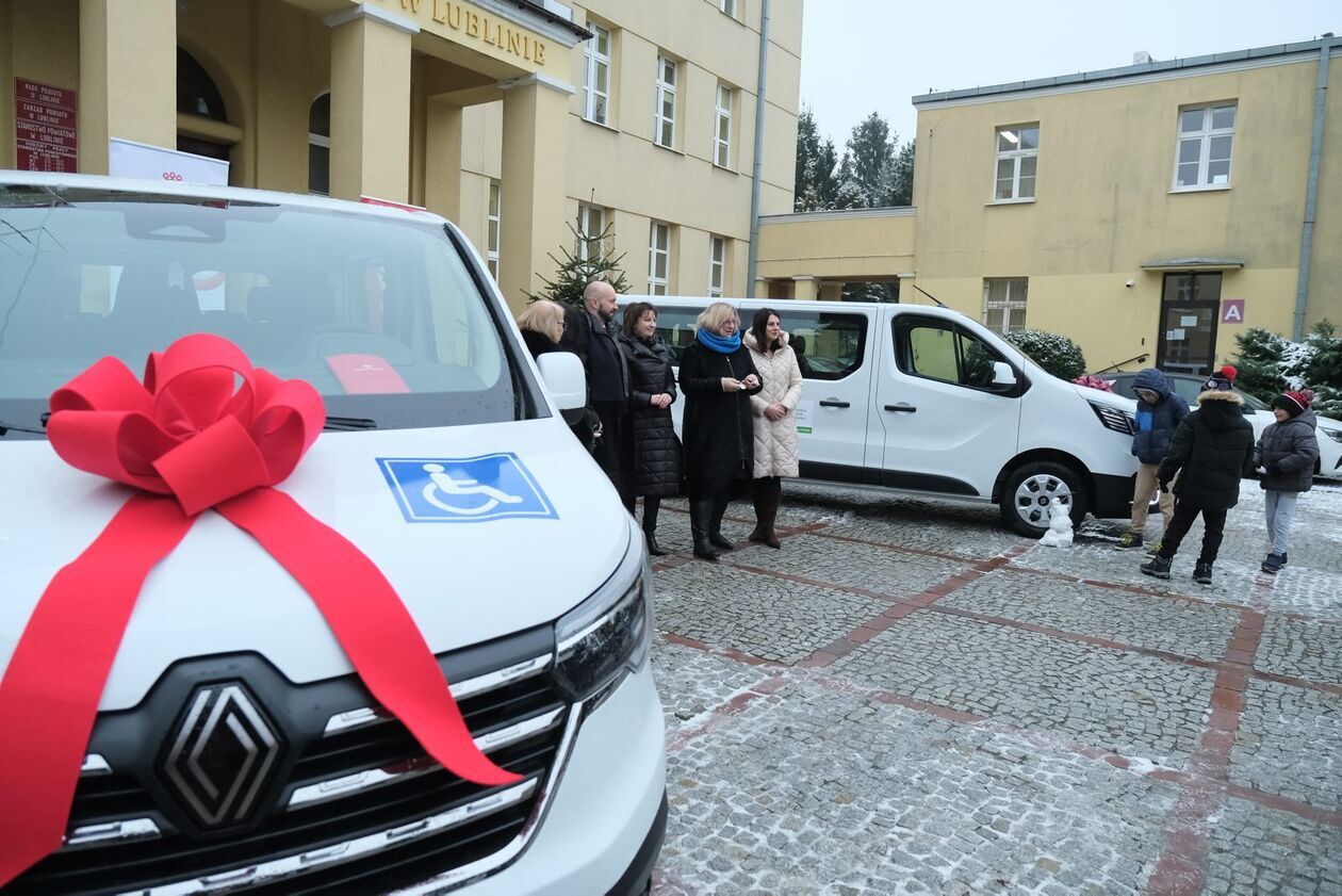  Przekazanie samochodów przeznaczonych do przewozu osób niepełnosprawnych (zdjęcie 2) - Autor: DW