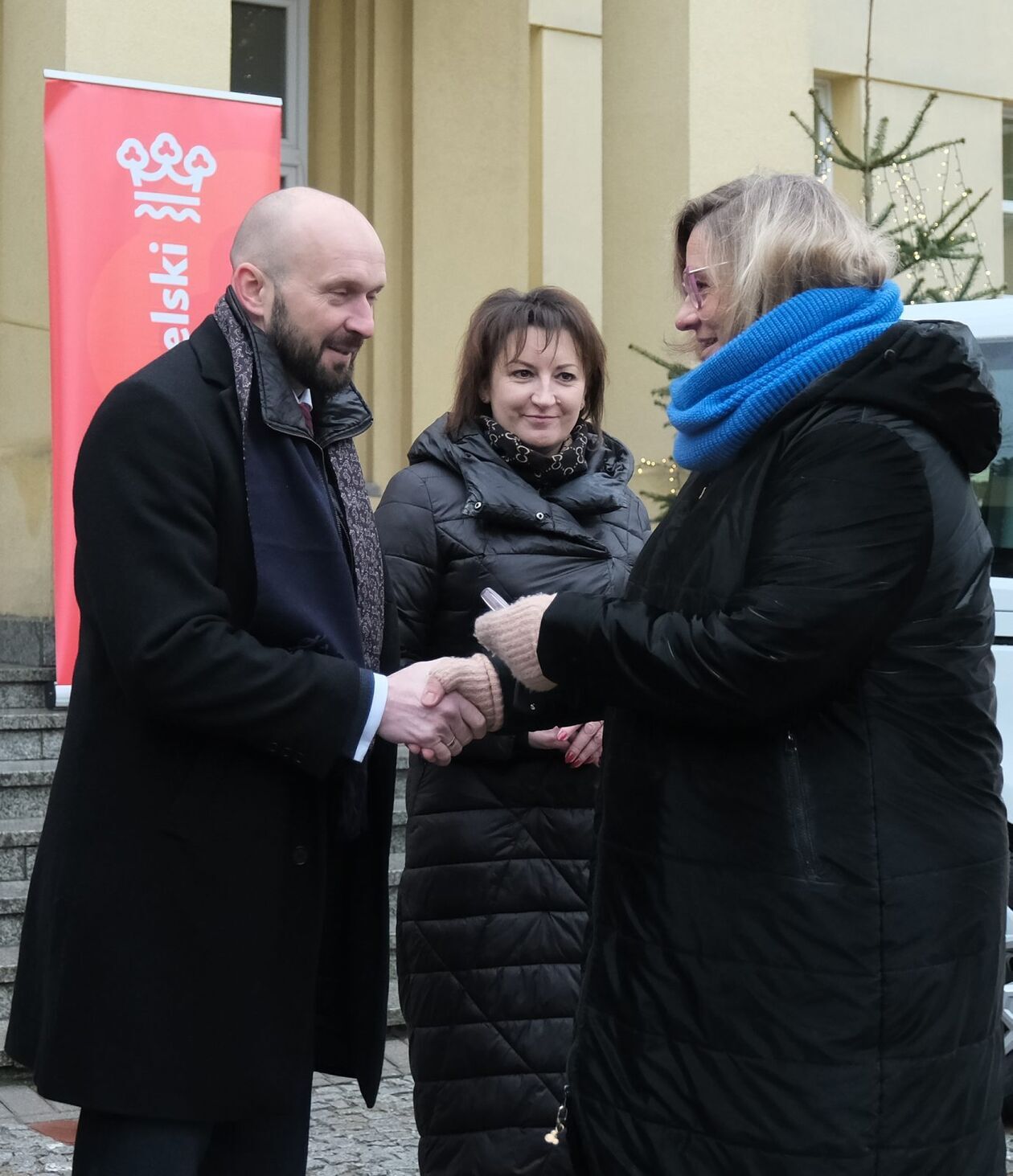  Przekazanie samochodów przeznaczonych do przewozu osób niepełnosprawnych (zdjęcie 3) - Autor: DW