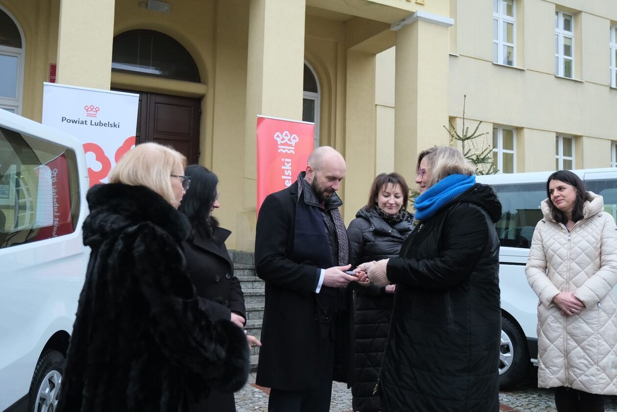  Przekazanie samochodów przeznaczonych do przewozu osób niepełnosprawnych (zdjęcie 4) - Autor: DW