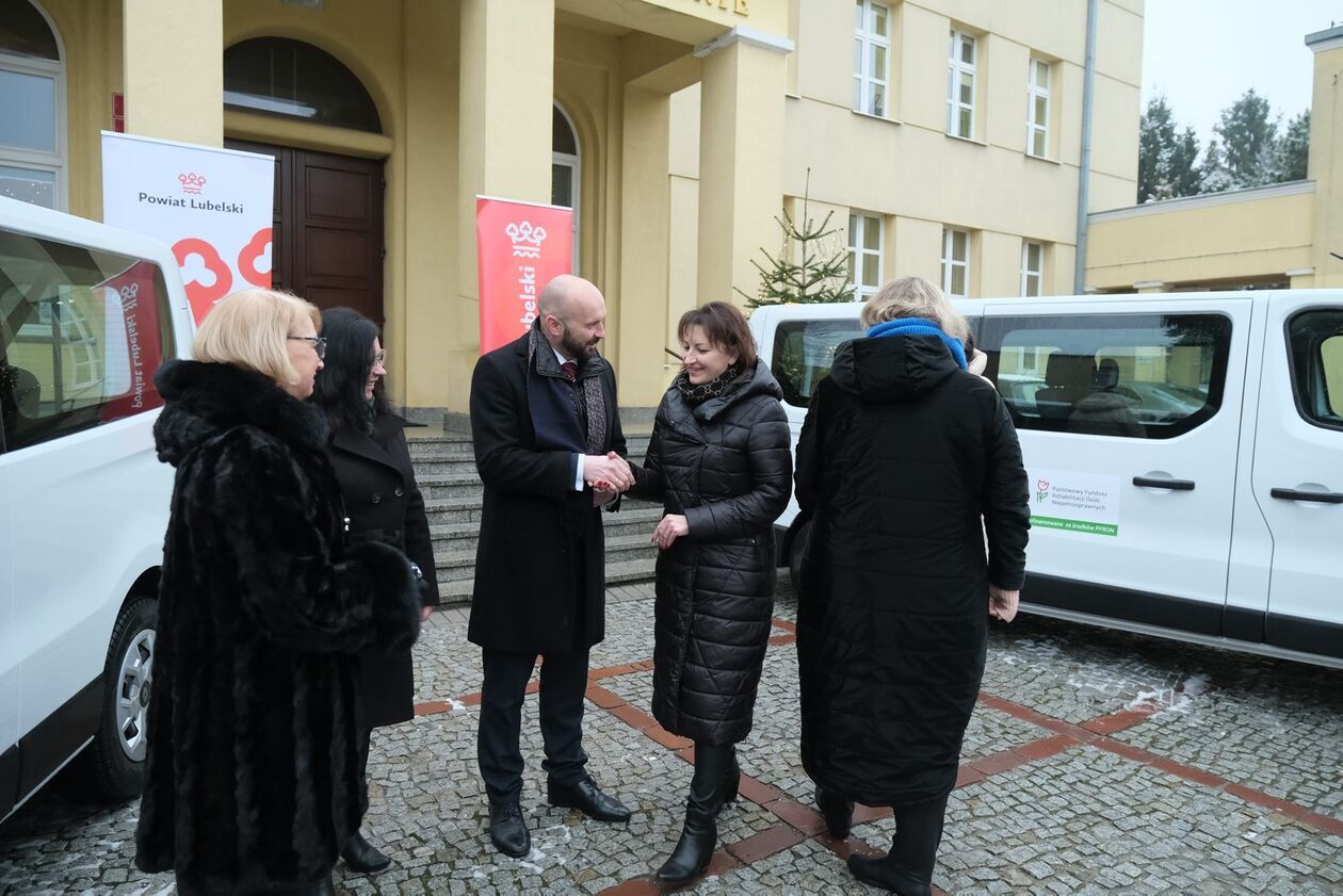  Przekazanie samochodów przeznaczonych do przewozu osób niepełnosprawnych (zdjęcie 6) - Autor: DW